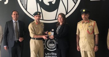 صور.. قائد شرطة دبى يكرم غادة والى لدورها فى دعم قضايا مكافحة الإدمان والتعاطى