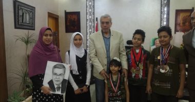 صور.. وكيل تعليم القليوبية يكرم 5 من الموهوبين والمخترعين بالمدارس