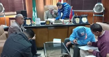 رئيس مدينة الحسينية بالشرقية يسلم بائعا متجولا بضاعته المصادرة 