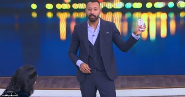 أحمد فهمى يتقمص شخصية "ساحر" أمام منى الشاذلى بـ"معكم"