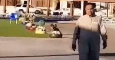 شاهد.. محمد عبده يقضى إجازته على شواطئ مشروع نيوم العملاق