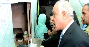 شاهد.. محافظ الجيزة فى طابور عيش بالدقى.. ويوجه بغلق أى مخبز يخالف الأوزان