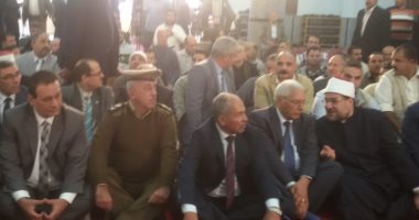 صور.. وزير الأوقاف يؤدى صلاة الجمعة فى كفر عزام بالسنبلاوين بحضور المحافظ