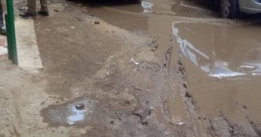سكان شارع مسجد عباد الرحمن يبشتيل فى الجيزة يشكون من تراكم المياه