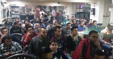 صور.. حشد جماهيرى كبير بمدينة دمنهور لمتابعة مباراة مصر وتونس
