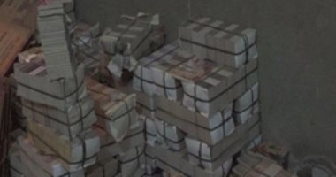 صور..المصنفات تداهم مطبعة وتضبط 3 آلاف رواية وكتب مقلد