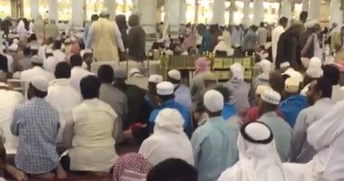 شاهد.. صلاح خاشقجى يؤدى صلاة الغائب على والده فى الحرمين الشريفين