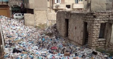 قارئ يشكو من انتشار القمامة أمام مزلقان بشيتل البلد بالجيزة