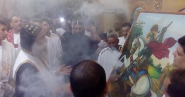 صور.. "وبعودة يا بطل يا رومانى.. وبعودة يا مارجرجس" الآلاف من الأقباط ينهون أسبوع الاحتفالات بـ"الزفة الأخيرة" لأعياد دير مارجرجس بجبل الرزيقات بالأقصر.. وقيادات الكنيسة يشكرون البابا تواضروس لدعمه الاحتفالات
