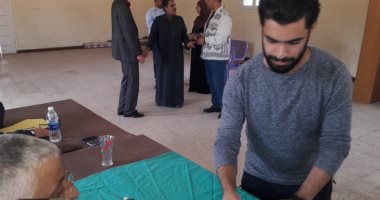 صور.. شقيق نجم ليفربول يدلى بصوته فى انتخابات مركز شباب محمد صلاح بنجريج