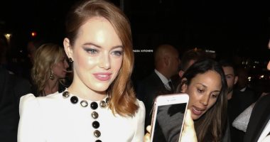 إيما ستون تتوسط معجبيها فى حفل افتتاح فيلمها The Favourite