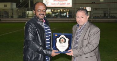 صور .. الزمالك يهدى درع النادى لمسئولى بنى غازى