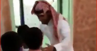 على الطريقة الأوروبية.. شاهد معلم سعودى يستقبل تلاميذه أمام باب الفصل بالأحضان