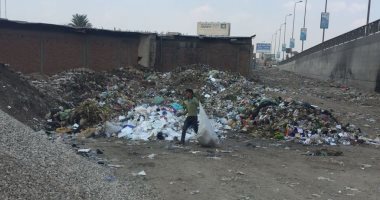 صور.. إغلاق شارع بجوار كوبرى قليوب لتجميع القمامة.. والسكان يستغيثون
