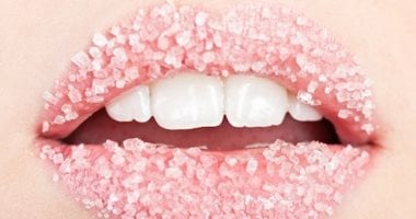 عشان المكياج بيضر.. خبيرة التجميل تقدم طريقة تقشير الشفاه