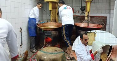 صور.. "اليوم السابع" داخل أقدم مصنع لإنتاج حلاوة المولد بالإسكندرية.. بدأ خط الإنتاج عام 1925 بأدوات بدائية بسيطة وبعد 90 عاما ينتج أنواعا مختلفة وبأيدى مصرية.. ونكشف سر ابتعاد المواطنين عن شراء عروسة المولد