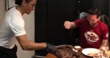 شاهد.. شيف يستعرض مهاراته أمام ليونيل ميسى وأسرته بمطعم "نصرت" فى دبى