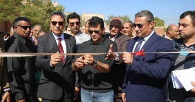 صور..وزير الشباب ومحافظ قنا يتنافسان لإظهار مهارتهم فى لعب الكرة بقنا