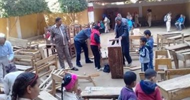 قم للمعلم وفه التبجيلا.. قارئ يشارك بصور لمدير مدرسة يصلح مقاعد التلاميذ فى قنا