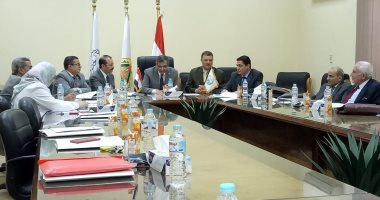 القائم بأعمال رئيس جامعة بنها يشكل لجنة لاختيار عميد كلية الحقوق ببنها