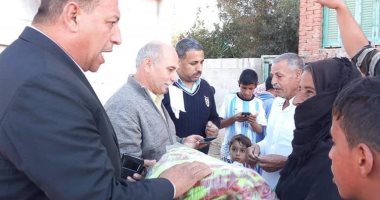 صور.. توزيع 300 بطانية على أهالى رفح المنقولين لمدينة العريش