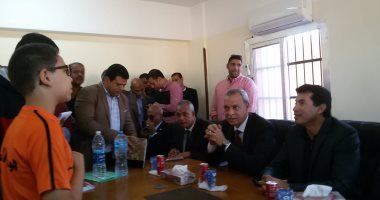 وزير الشباب والرياضة ومحافظ قنا يفتتحان أعمال تطوير مركز شباب الزوايدة