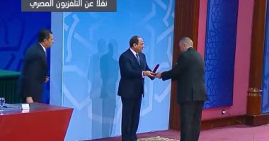  السيسي يكرم عددا من العلماء خلال احتفالية المولد النبوى الشريف