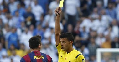 تعرف على حكم موقعة أتلتيكو مدريد ضد برشلونة بالدورى الإسبانى 