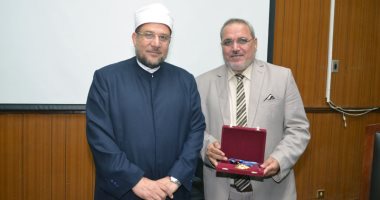 صور تذكارية تجمع وزير الأوقاف بالمكرمين من الرئيس ووعد ببذل المزيد