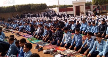 بصلاة الجماعة فى الفناء".. هكذا احتفل طلاب مدرسة "سنهرة" بذكرى المولد النبوى.. صور