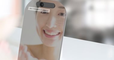 أسطورة " سنو وايت" تتحقق.. مرآة تكلم السيدات وتختار لهن المكياج.. صور وفيديو