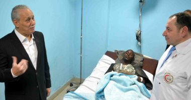 محافظ الأقصر يزور مصابى السودان فى حادث انقلاب الأتوبيس.. صور