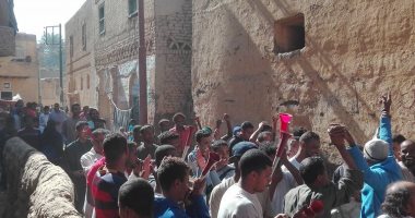 صور.. أهالى الأقصر يشاركون فى "دورة المولد" فى ختام المولد النبوى الشريف