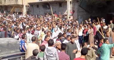 صور.. أبناء الطريقة الرفاعية ينظمون مسيرة احتفالا بالمولد النبوى فى قنا