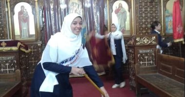 إيد واحدة.. فتيات مسلمات يشاركن فى تنظيف وتجميل كنيسة بالمنيا 