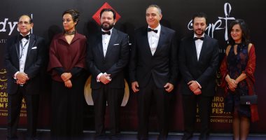 صور.. الإضاءة الرديئة تفسد افتتاح القاهرة السينمائى وتظهر الحضور فى حفلة تنكرية