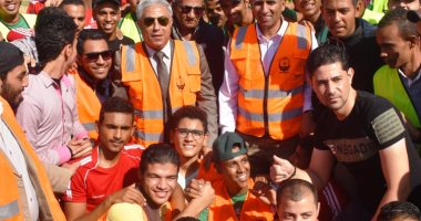 صور.. محافظ أسوان يعطى إشارة البدء لانطلاق فعاليات اليوم البيئى