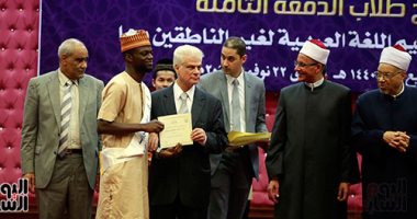 صور.. طالب وافد يدرس بالأزهر من نيجيريا يلقى قصيدة "مصر العزيزة"