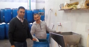 قصة محاسب أصبح صاحب أكبر مصنع "مخللات".. "طارق" حصل على 4 قروض من "تنمية المشروعات".. بدأ بـ50 ألف ورأس ماله وصل 3 مليون جنيه.. ويؤكد: الجهاز وقف جنبى ومنتجاتى تغزو فنادق المحافظات.. صور