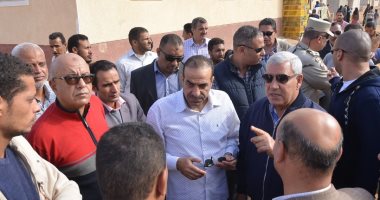 فيديو وصور.. محافظ مطروح يسلم مساعدات للمضارين من الأمطار والسيول