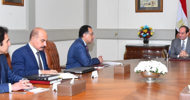 السيسي يجتمع بمدبولى ووزير الاتصالات ويوجه بتكثيف العمل للتحول للحكومة الرقمية