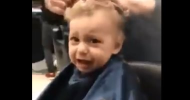 الزباين رقصوله.. طفل يبكى خلال "قص شعره" لأول مرة .. شوف سكت إزاى