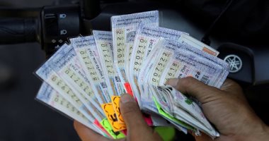 أه لو لعبت يازهر.. التايلانديون يتقربون لشجرة الحظ من أجل اليانصيب (صور)