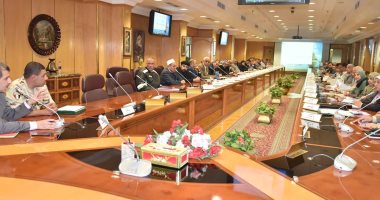 محافظ أسيوط يلتقى المواطنين ويكرم الجهات المشاركة فى إدارة أزمة أمطار عزبة سعيد