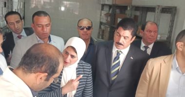 العاملون بوحدة طب "كفر الجمال" يستقبلون وزيرة الصحة