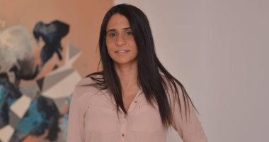 صور.. الفنانة التشكيلية إيمان حسين تجسد جمال العشوائية وبقايا الأشياء فى لوحات فنية