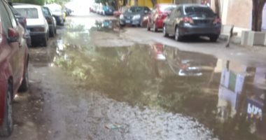 كسر ماسورة المياه العمومية فى شارع محمود عزمى بالعجوزة