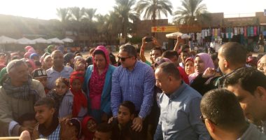 وزير الآثار يلتقط صورا تذكارية مع الطلاب خلال جولة بالأقصر