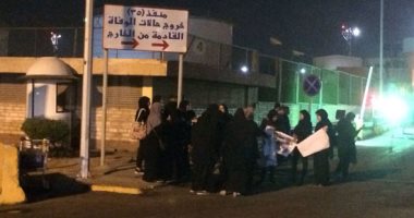 وصول أهالى الصيدلى ضحية حادث السعودية لاستقبال الجثمان بالمطار