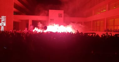 أتلتيكو مدريد ضد برشلونة.. جماهير الروخى بلانكوس تلهب حماس نجومها.. فيديو